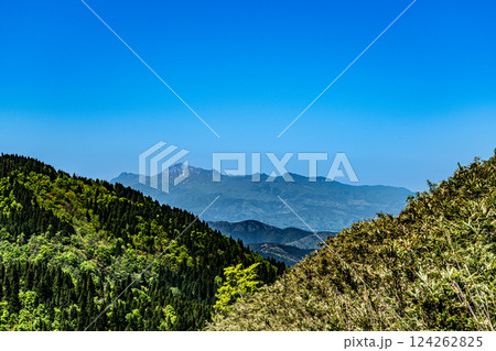 初夏の高清水トレイル 展望台付近から望む大山3 岡山県苫田郡鏡野町 初夏の高清水トレイル 展望台付近から望む大山3 岡山県苫田郡鏡野町 124262825