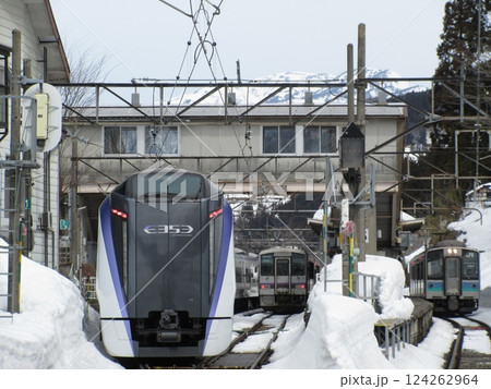 雪の大糸線・南小谷駅に入線する特急あずさ号 雪の大糸線・南小谷駅に入線する特急あずさ号 124262964