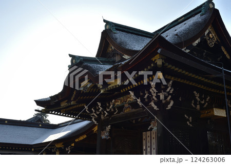 冬の天神さん 薄く雪化粧の三光門【重文】 冬の天神さん 薄く雪化粧の三光門【重文】 124263006