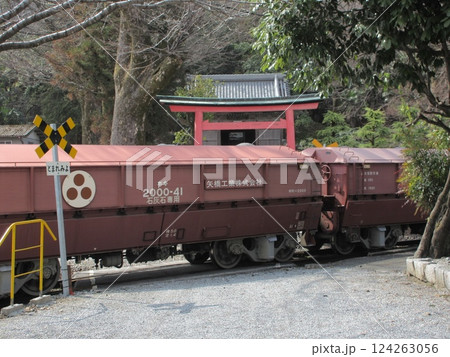 石引神社の境内を走る西濃鉄道の貨物列車 124263056