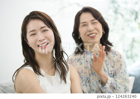 20代女性と50代女性のビューティ　 124263240