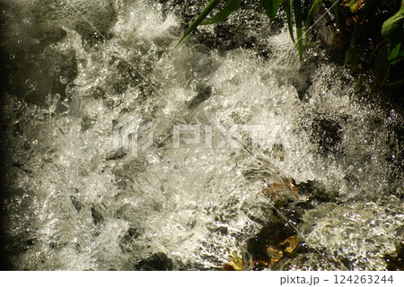 カラー　流れ　川　透明　透過　（2025年3月登録） 124263244
