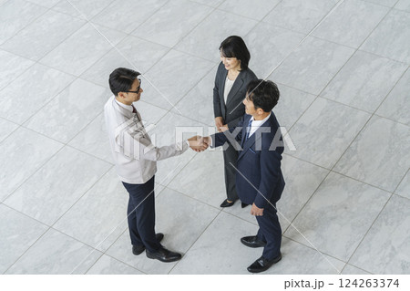 ビジネスイメージ　握手をするビジネスマン 124263374