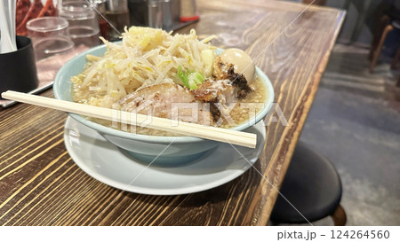二郎系ラーメンと煮卵トッピング 124264560