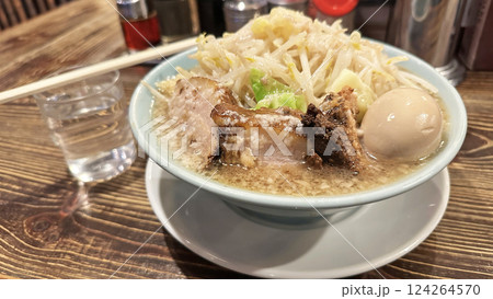 二郎系ラーメンと煮卵トッピング 124264570