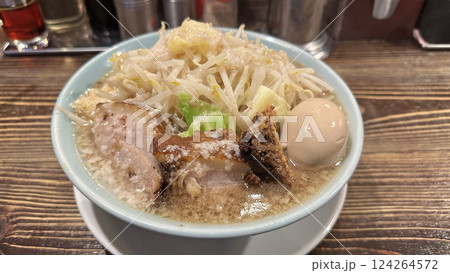 二郎系ラーメンと煮卵トッピング 124264572