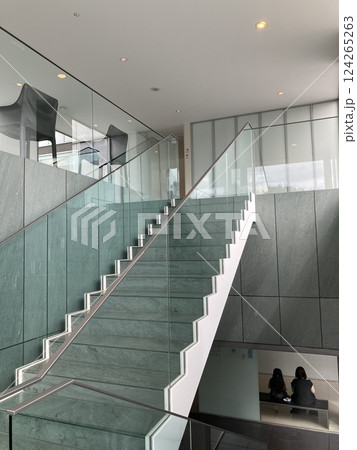 豊田市美術館　館内の階段 124265263