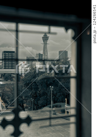 窓越しに見る通天閣と大阪の街 窓越しに見る通天閣と大阪の街 124266541