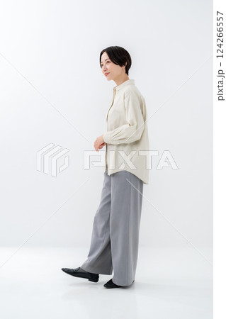 女性　ポートレート　全身 124266557