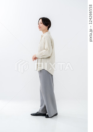 女性　ポートレート　全身 124266558