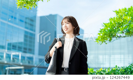 オフィス街を歩く笑顔の女性・ビジネスウーマン 124267449