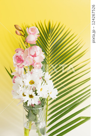 花瓶に生けた小菊と蘭の花 イエローバージョン 花瓶に生けた小菊と蘭の花 イエローバージョン 124267526