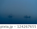 濃霧の中で港に係留された漁船 124267655