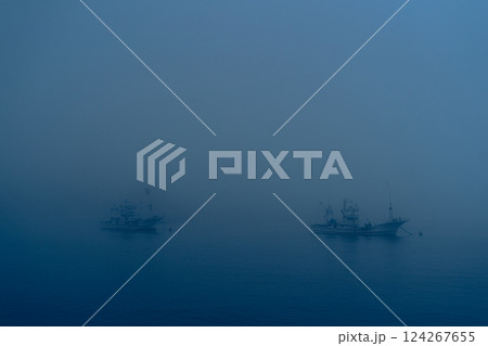 濃霧の中で港に係留された漁船 濃霧の中で港に係留された漁船 124267655