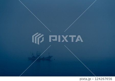 濃霧の中で港に係留された漁船 濃霧の中で港に係留された漁船 124267656