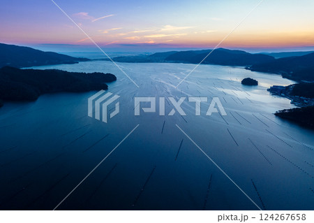 夕暮れ時の万石浦湾 124267658