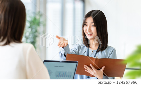 ミーティングをする2人の女性・ビジネスウーマン ミーティングをする2人の女性・ビジネスウーマン 124267966