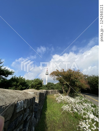 韓国｜Nソウルタワーと城壁(縦) 124268121