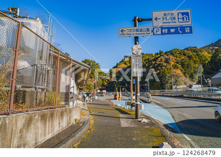藤枝市にある道の駅 宇津ノ谷峠の藤枝側の風景(静岡県) 藤枝市にある道の駅 宇津ノ谷峠の藤枝側の風景(静岡県) 124268479