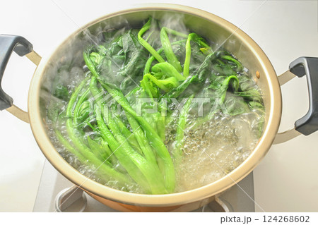 ほうれん草を茹でる 124268602
