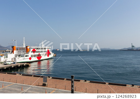 港で出港を待つフェリーと瀬戸内海のある景色【高松港に停泊中の直島行きフェリー】 港で出港を待つフェリーと瀬戸内海のある景色【高松港に停泊中の直島行きフェリー】 124268923