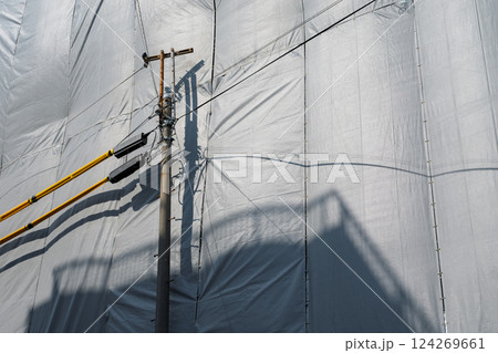 建設現場の電線防護管と養生シート 124269661