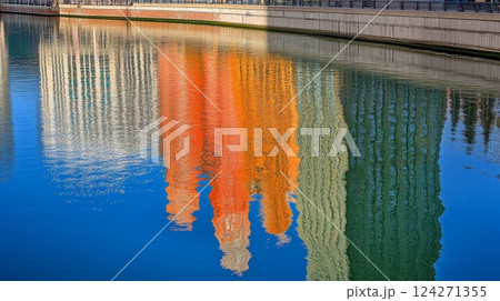 reflections in the city 124271355