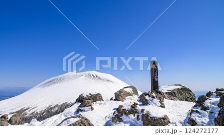厳冬期の黒斑山「トーミの頭」から見る浅間山の絶景 厳冬期の黒斑山「トーミの頭」から見る浅間山の絶景 124272177