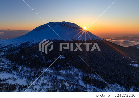 浅間山と御来光の絶景（黒斑山からの冬景色） 124272210