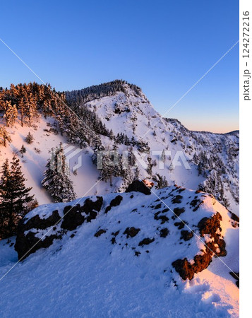 朝焼けに染まる黒斑山稜線・雪景色 124272216