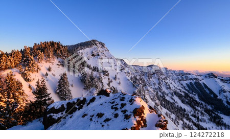 朝焼けに染まる黒斑山稜線・雪景色 朝焼けに染まる黒斑山稜線・雪景色 124272218