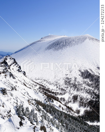 黒斑山稜線から見る、雪化粧した浅間山の絶景(ガトーショコラ) 黒斑山稜線から見る、雪化粧した浅間山の絶景(ガトーショコラ) 124272233