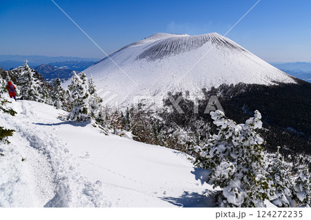 黒斑山稜線から見る、雪化粧した浅間山の絶景(ガトーショコラ) 黒斑山稜線から見る、雪化粧した浅間山の絶景(ガトーショコラ) 124272235