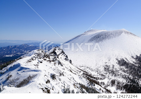 黒斑山稜線から見る、雪化粧した浅間山の絶景(ガトーショコラ) 黒斑山稜線から見る、雪化粧した浅間山の絶景(ガトーショコラ) 124272244