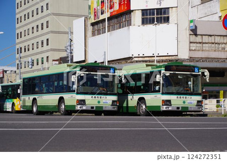路線バス　青森市営バスの大型バス　いすゞエルガ 124272351