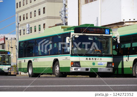 路線バス　青森市営バスの大型バス　いすゞエルガ 124272352