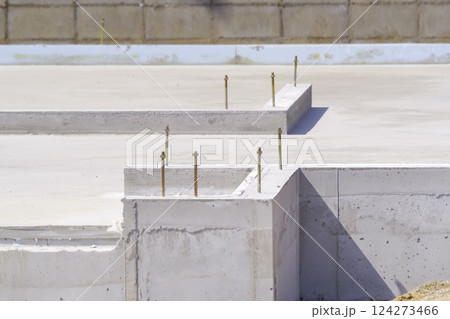 新築住宅の基礎工事 124273466