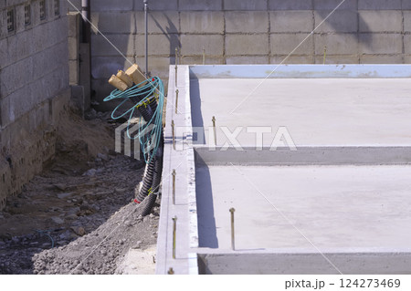 新築住宅の基礎工事 124273469