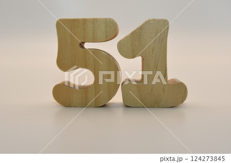 並んだ数字の積み木 並んだ数字の積み木 124273845