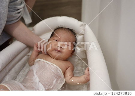 沐浴中の生後1ヶ月未満の新生児。 沐浴中の生後1ヶ月未満の新生児。 124273910