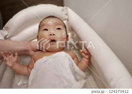 沐浴中の新生児　洗顔中 124273912