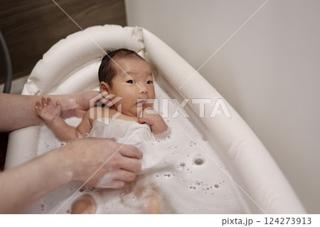 沐浴中の生後1ヶ月未満の新生児。 124273913