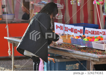 祭りの屋台　スーパーボールすくい 124274161