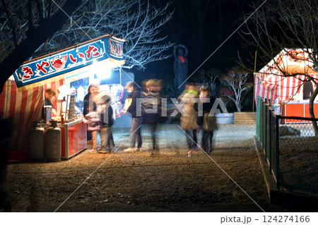 祭りの夜店　 124274166