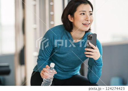 スポーツジムで休憩をする女性 124274423