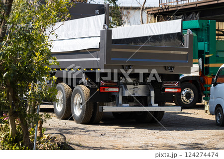 新車の大型ダンプカー 新車の大型ダンプカー 124274474