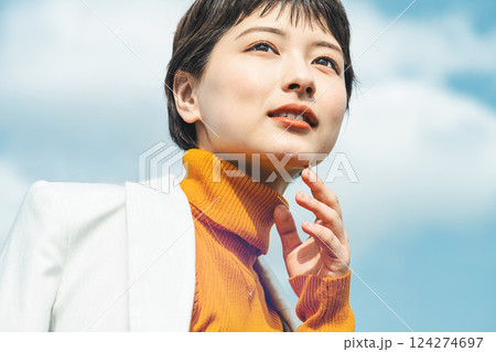 ショートヘアのキャリアウーマンの青空ポートレート 124274697