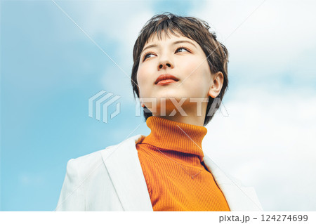 ショートヘアのキャリアウーマンの青空ポートレート 124274699