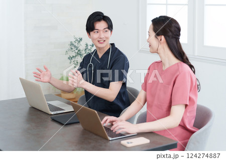 病院でミーティングする医者たち 病院でミーティングする医者たち 124274887