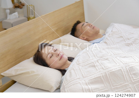 ダブルベットで眠る夫婦 朝 ダブルベットで眠る夫婦 朝 124274907
